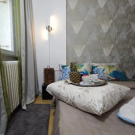 Kiwi Apart-hotel 1br Wi-fi Free - Close To Old Town - Cozy Location - Shorter Or Longer - R&m Boutique Apartman