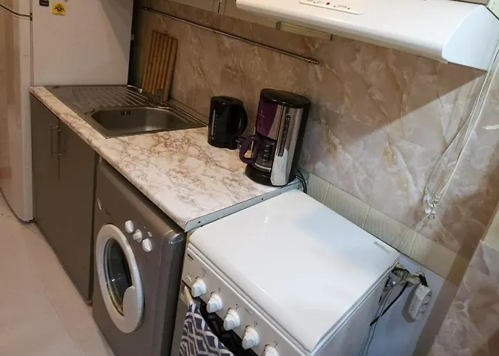 Kiwi Apart-hotel 1br Wi-fi Free - Close To Old Town - Cozy Location - Shorter Or Longer - R&m Boutique *